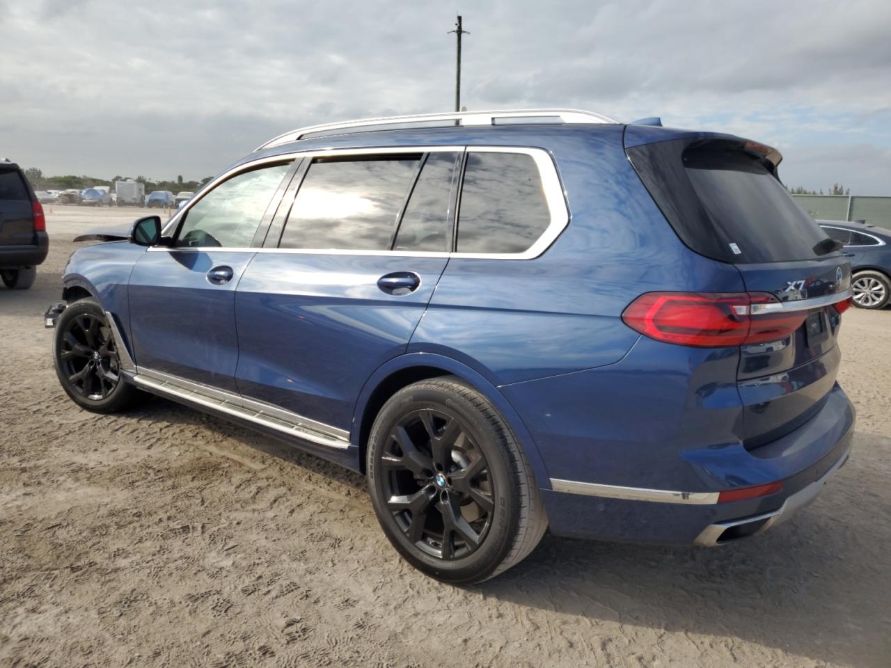 2022 BMW X7 - Image 2