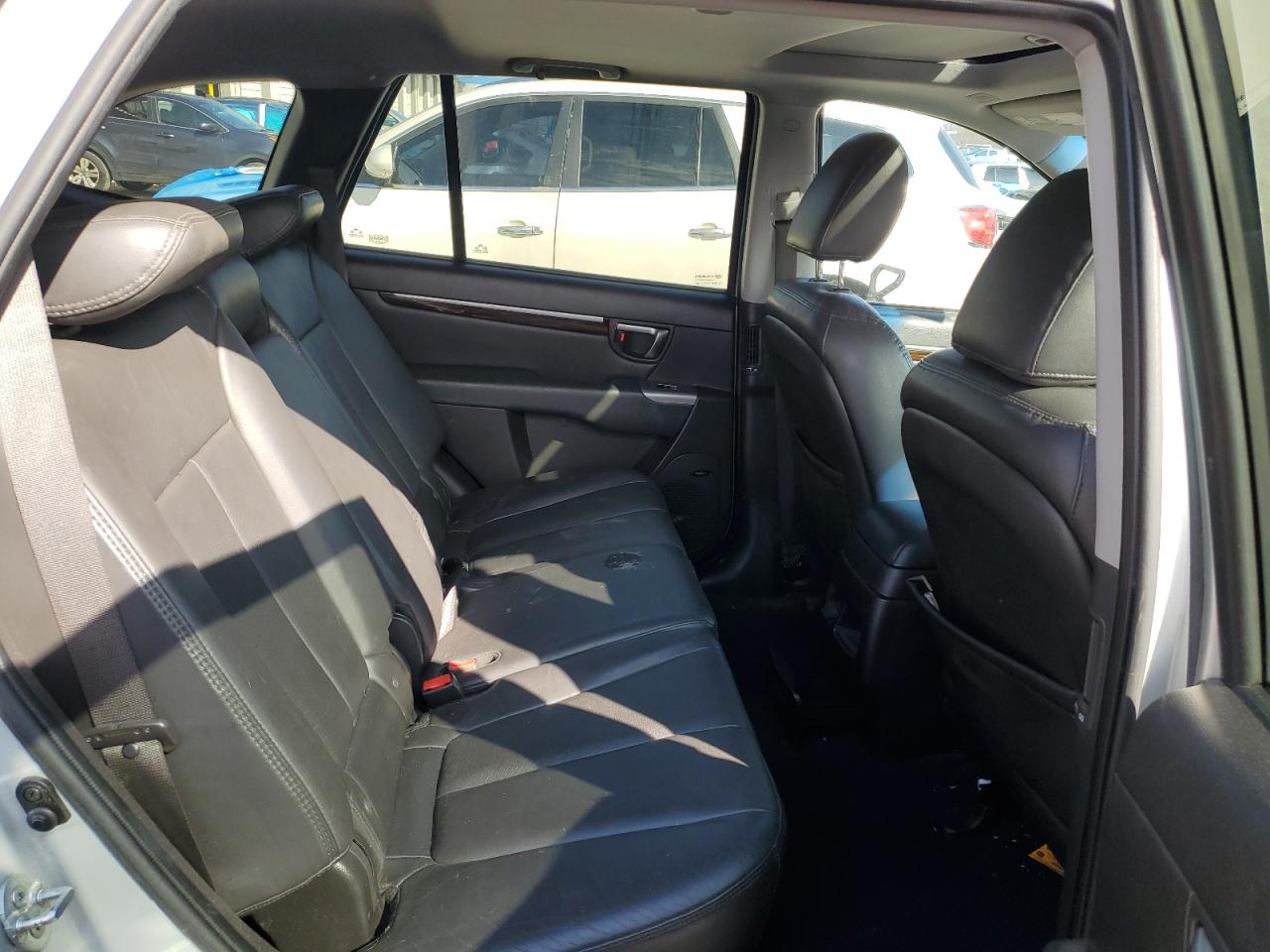 2012 Hyundai Santa Fe - Image 11