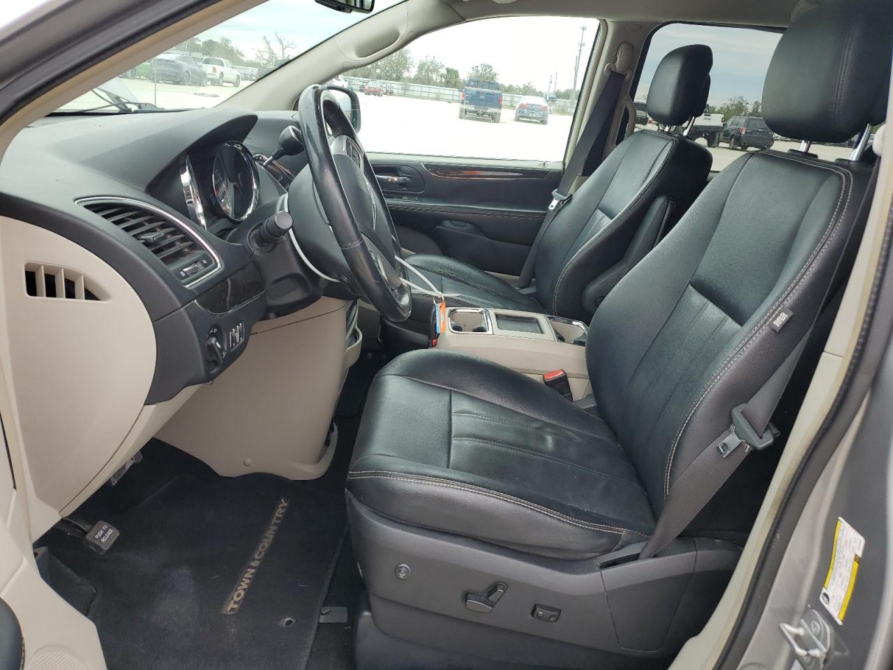 2016 Chrysler Town & Country - Image 7