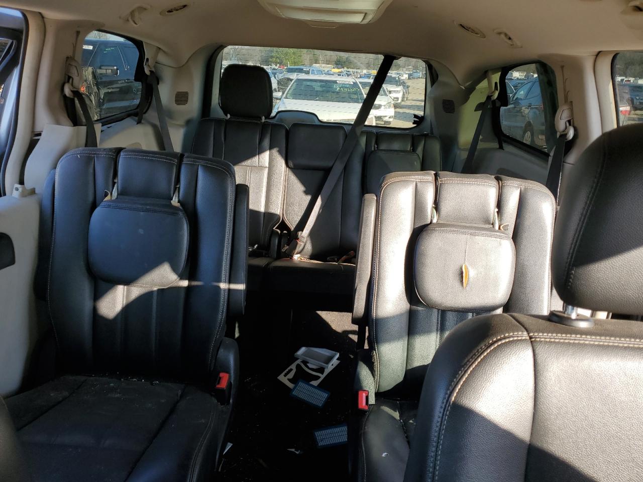 2016 Chrysler Town & Country - Image 10