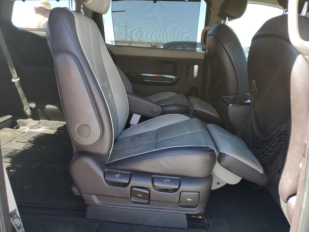 2015 Kia Sedona - Image 11