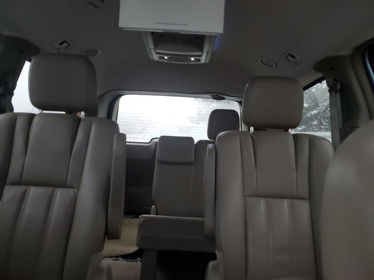2012 Chrysler Town & Country - Image 10