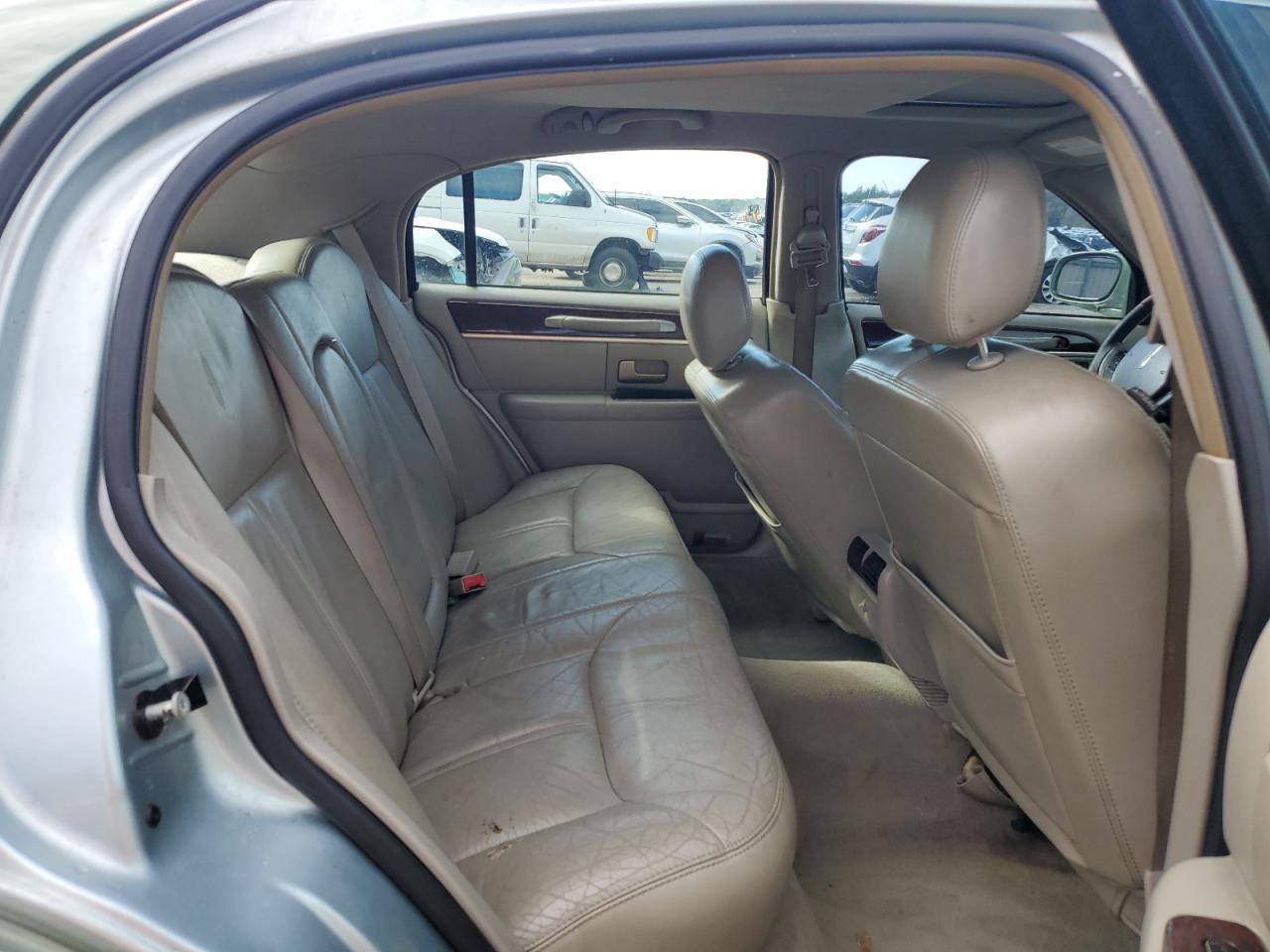 2007 Lincoln Town Car - Image 10