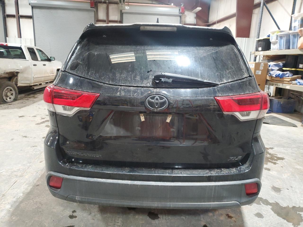 2017 Toyota Highlander - Image 6