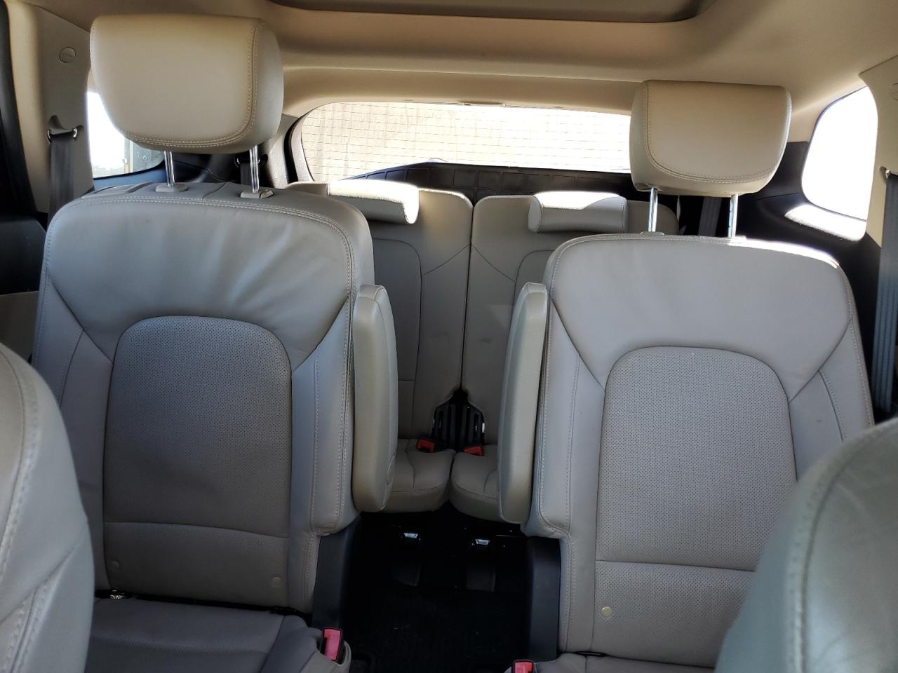 2015 Hyundai Santa Fe - Image 10