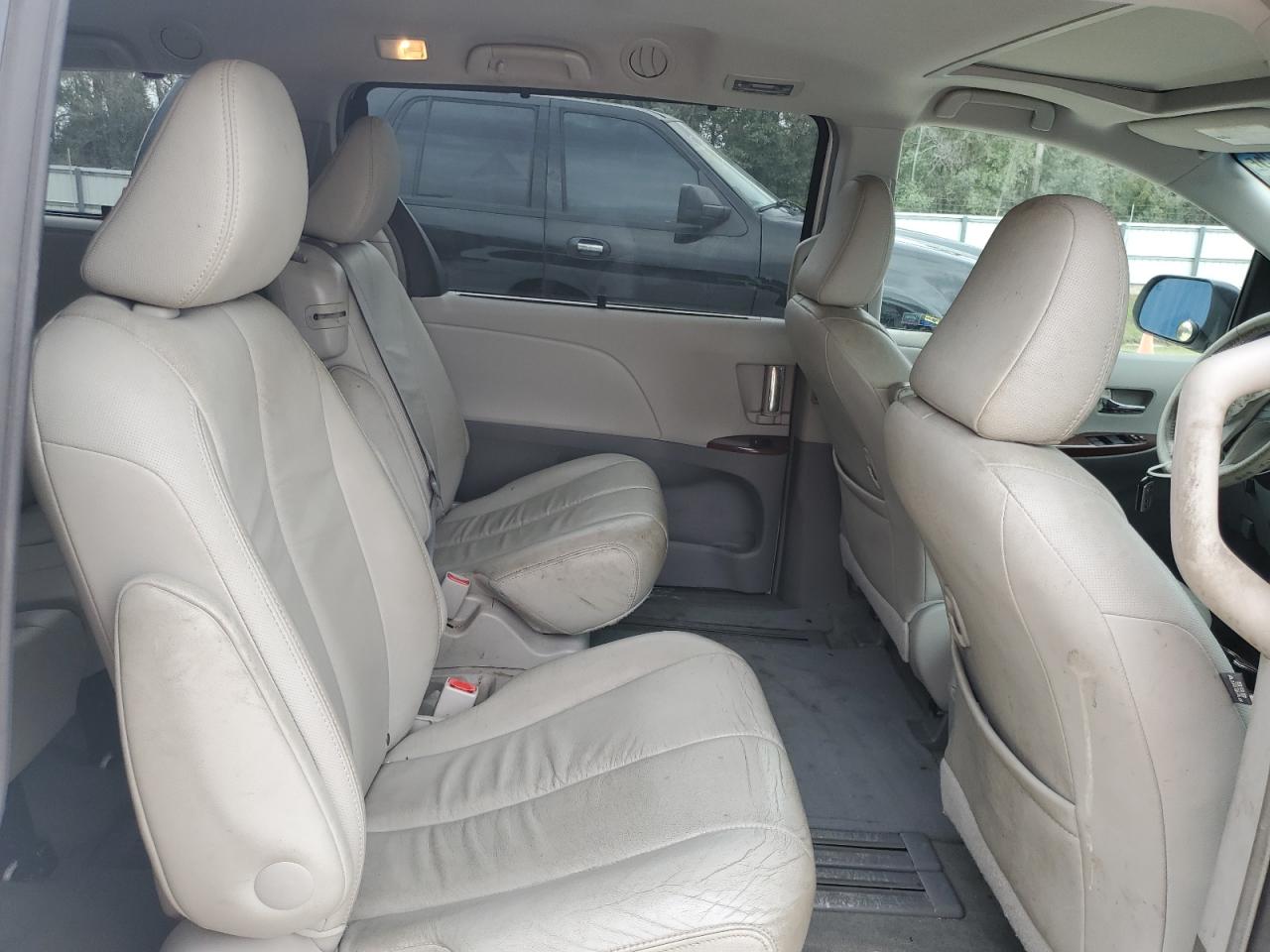 2014 Toyota Sienna - Image 11