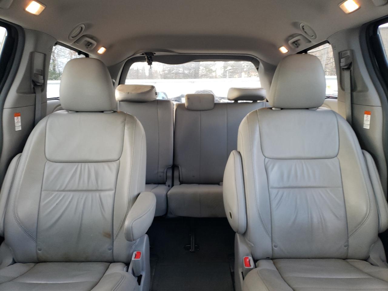 2015 Toyota Sienna - Image 10