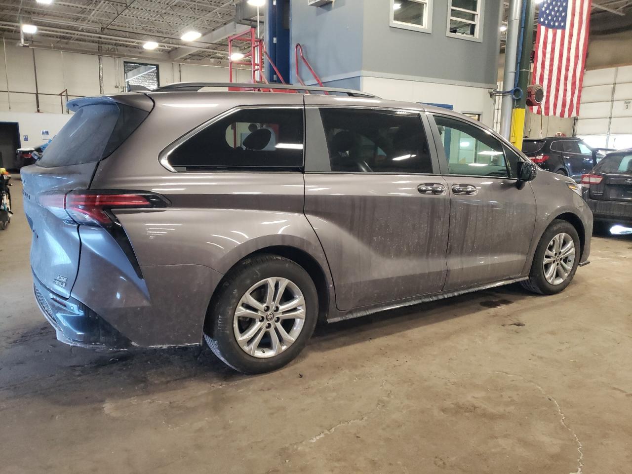 2022 Toyota Sienna - Image 3
