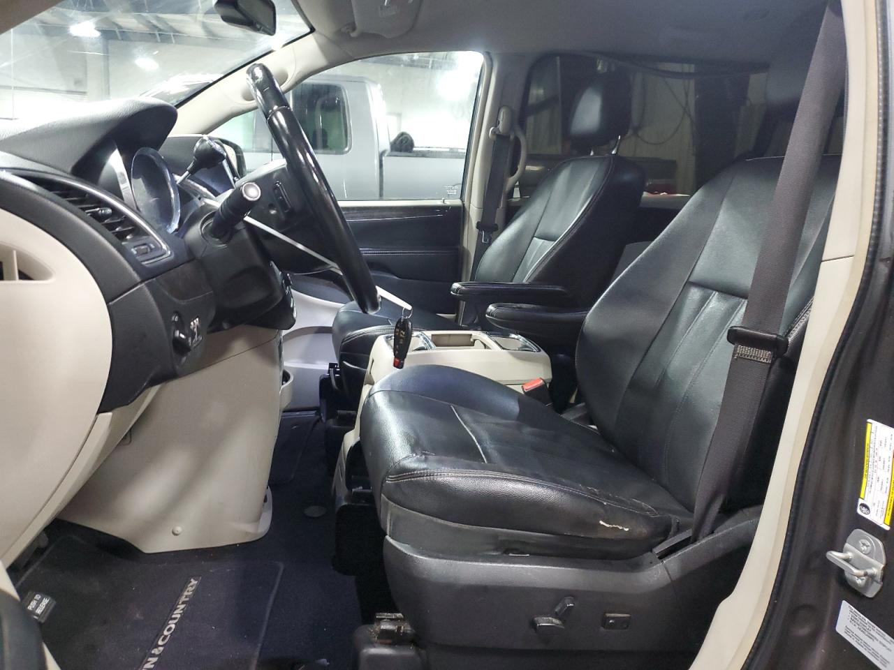 2015 Chrysler Town & Country - Image 7