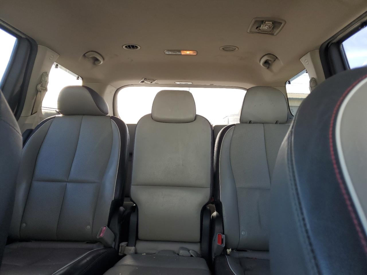 2017 Kia Sedona - Image 10