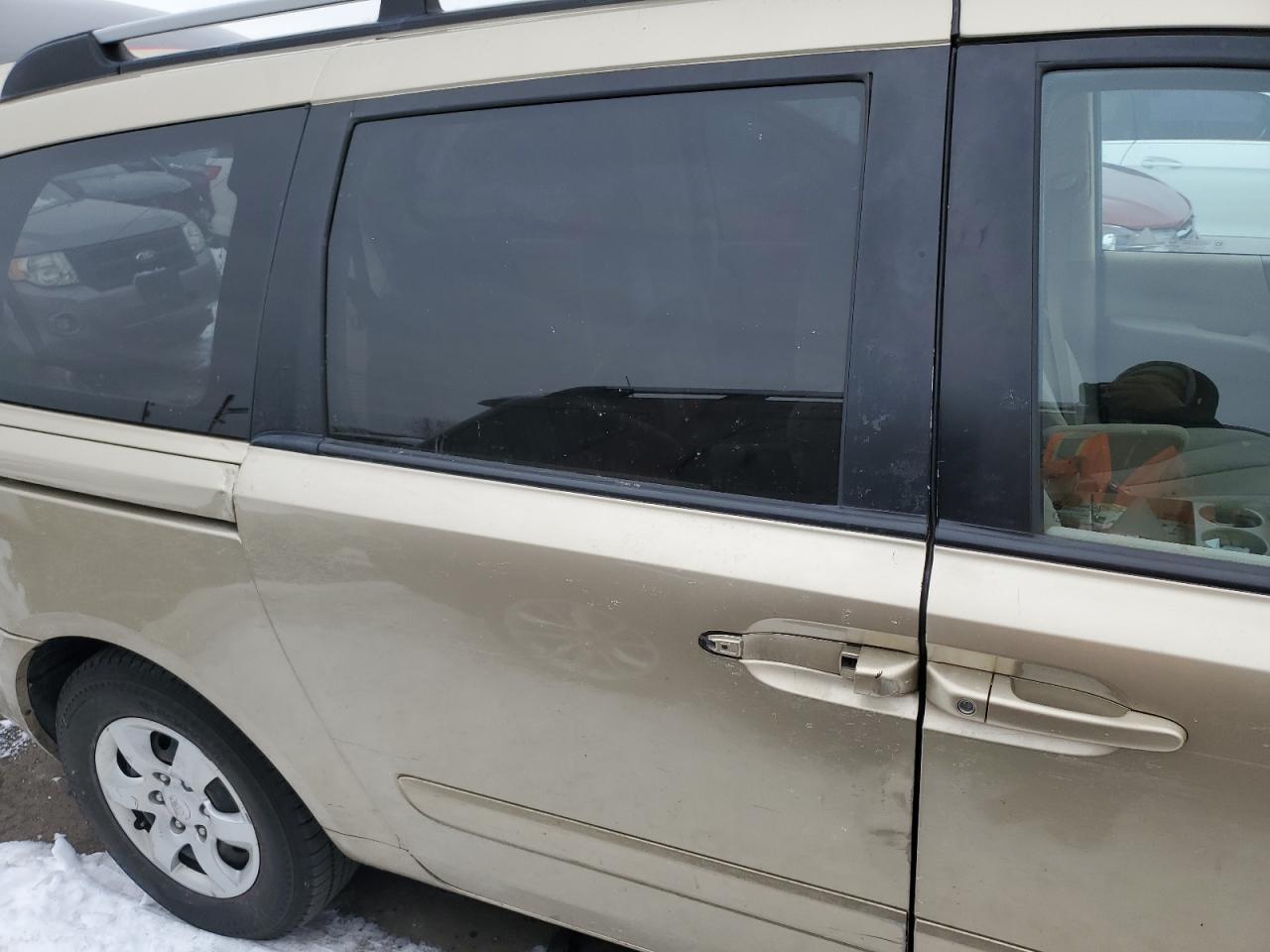 2008 Kia Sedona - Image 11