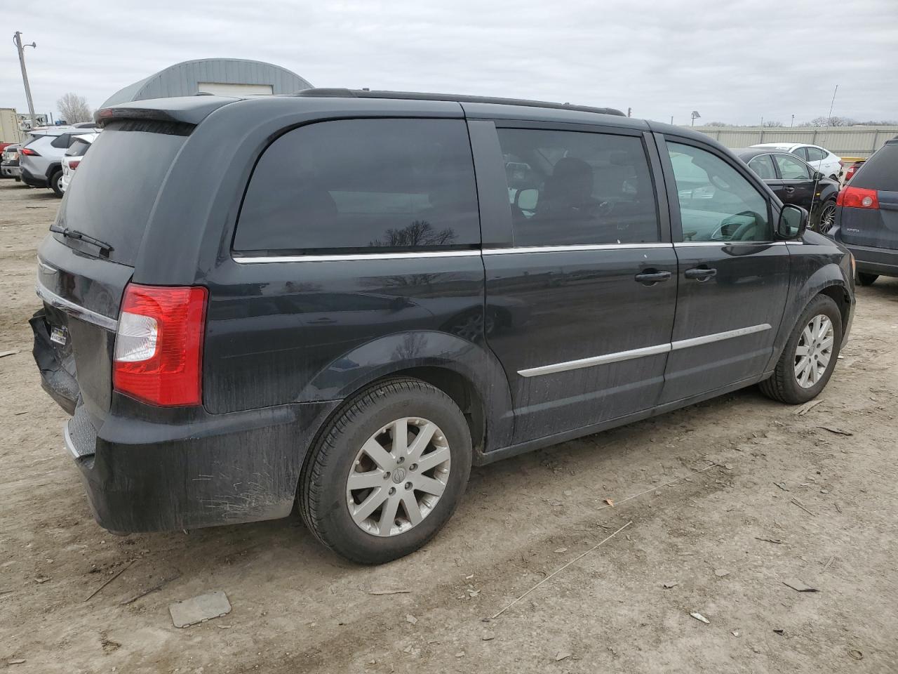 2016 Chrysler Town & Country - Image 3