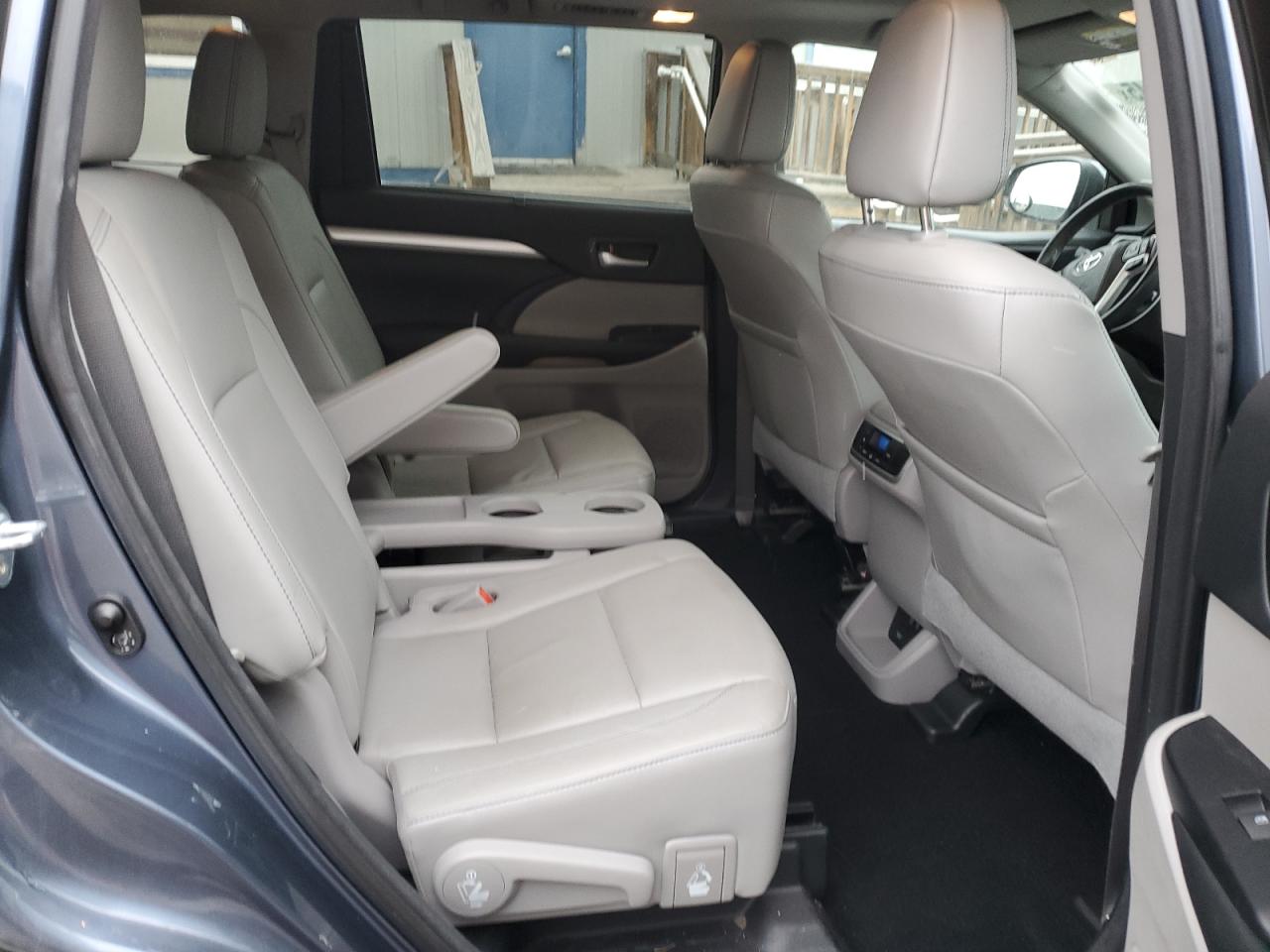 2017 Toyota Highlander - Image 11