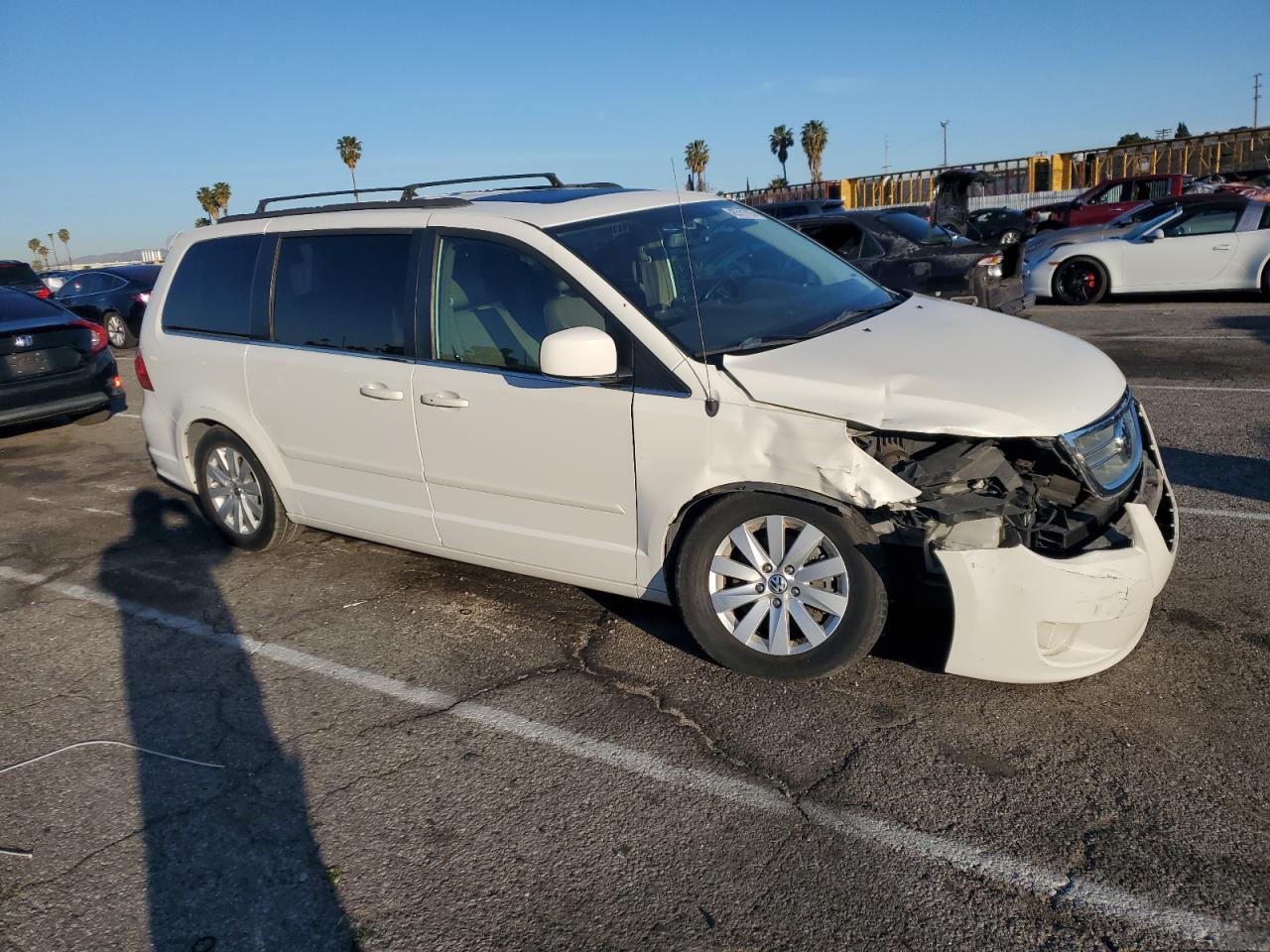 2012 Volkswagen Routan - Image 4