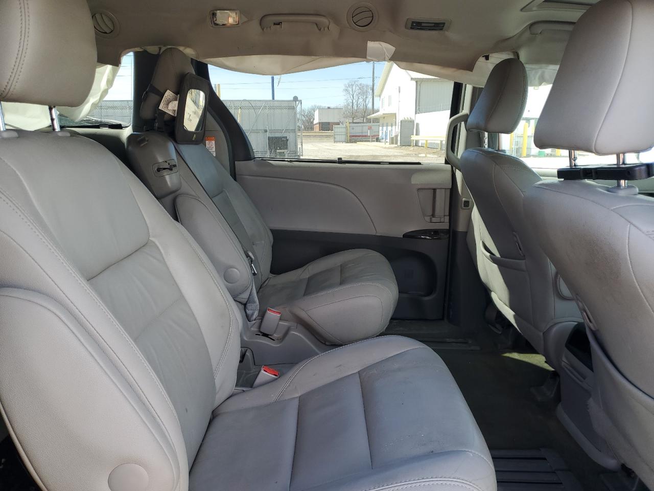2016 Toyota Sienna - Image 12