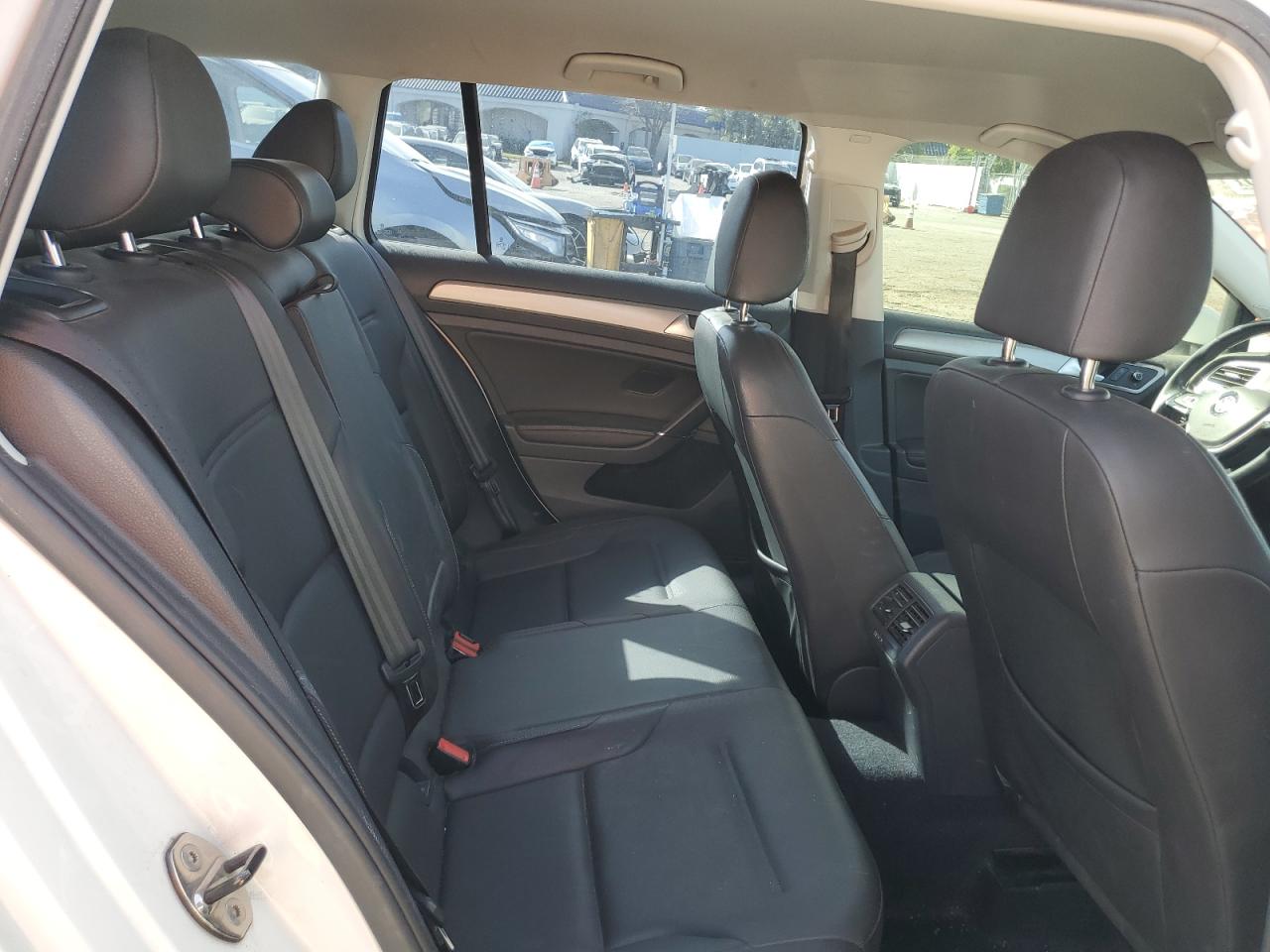 2015 Volkswagen Golf - Image 10