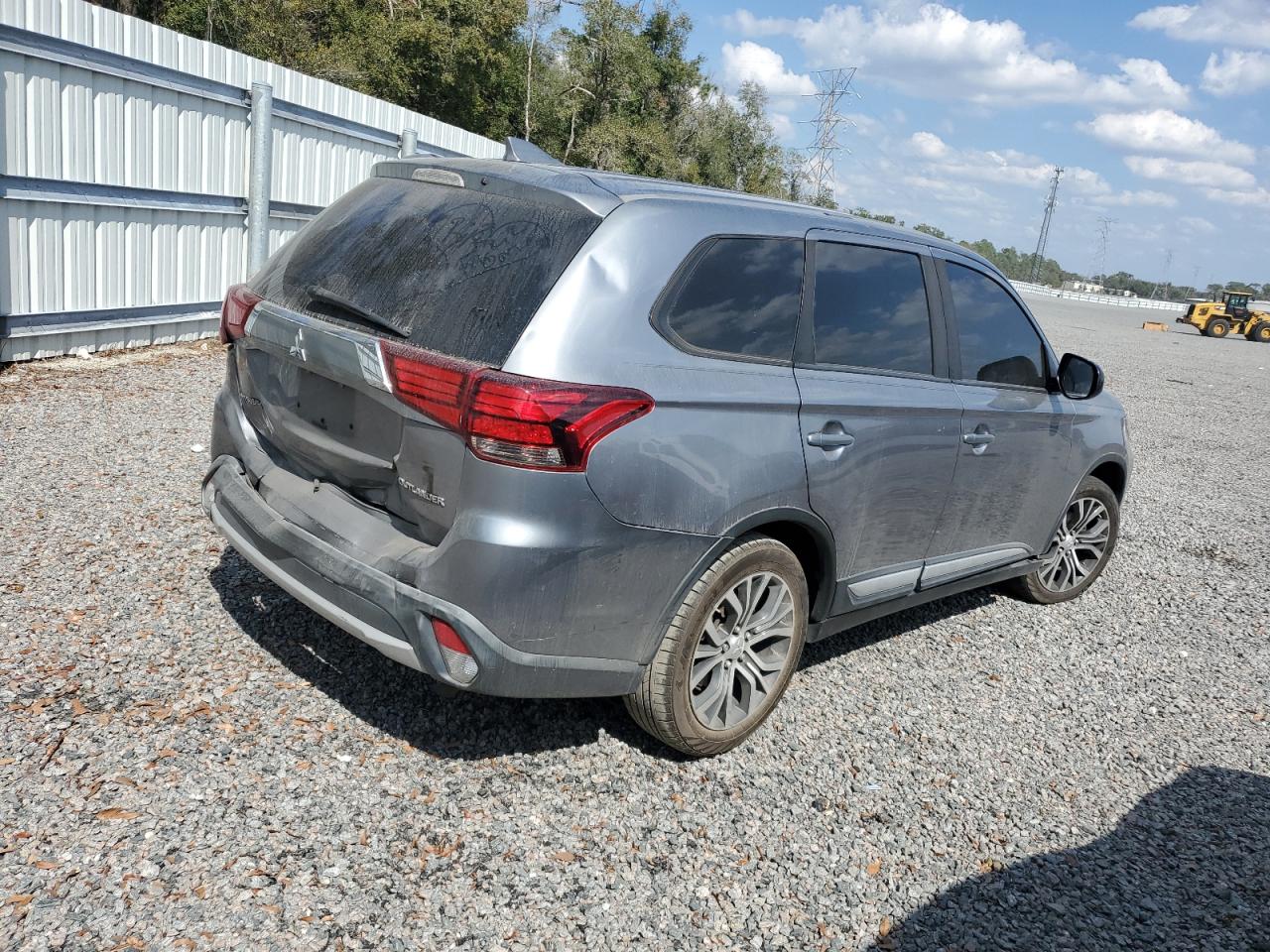 2017 Mitsubishi Outlander - Image 3