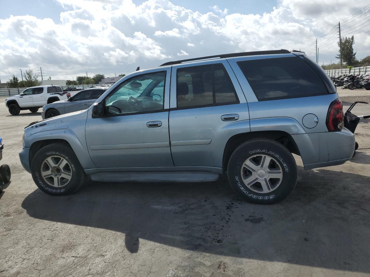 2006 Chevrolet TrailBlazer - Image 2