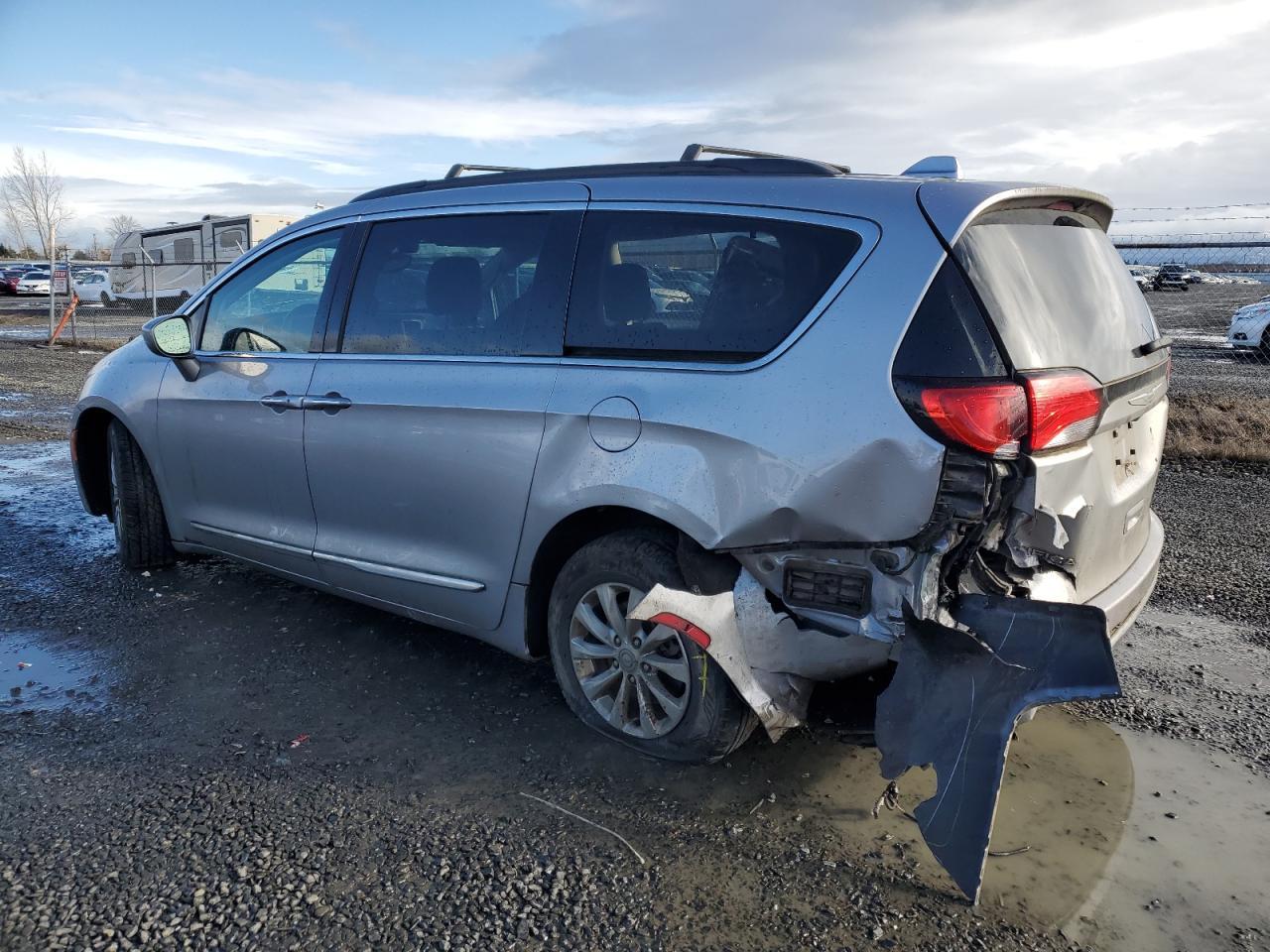 2017 Chrysler Pacifica - Image 2