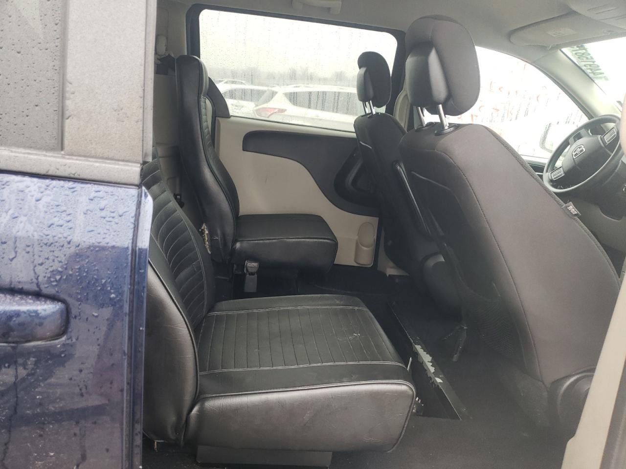 2017 Dodge Caravan - Image 12