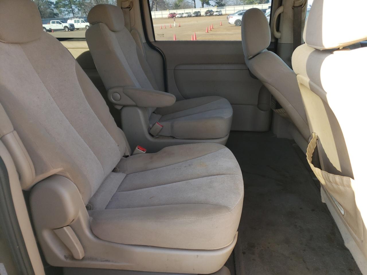 2010 Kia Sedona - Image 11