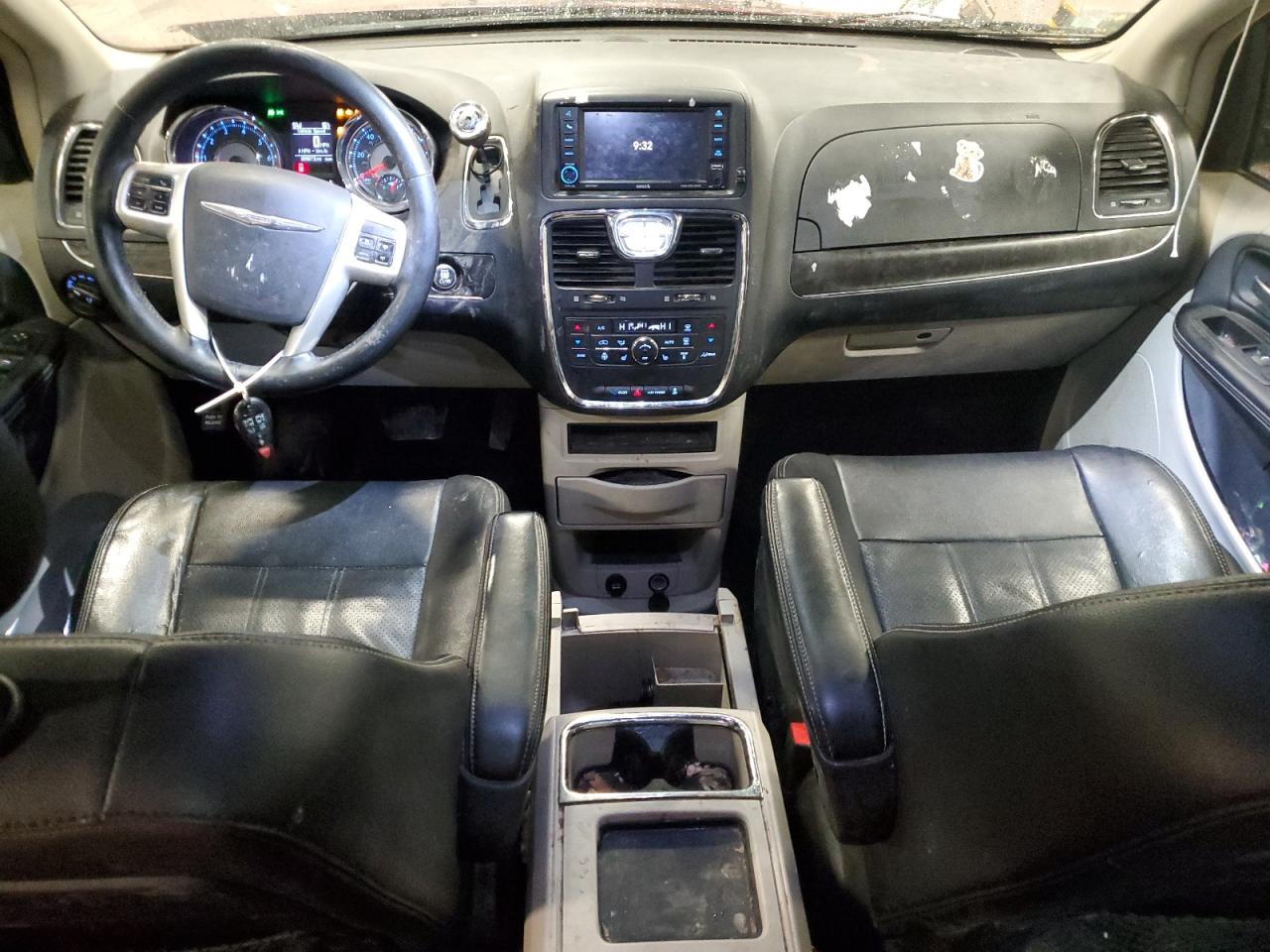 2014 Chrysler Town & Country - Image 8