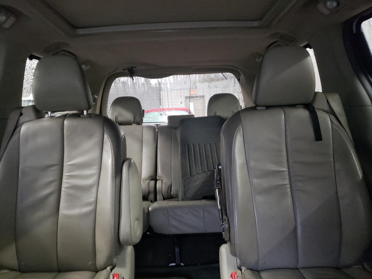 2013 Toyota Sienna - Image 10