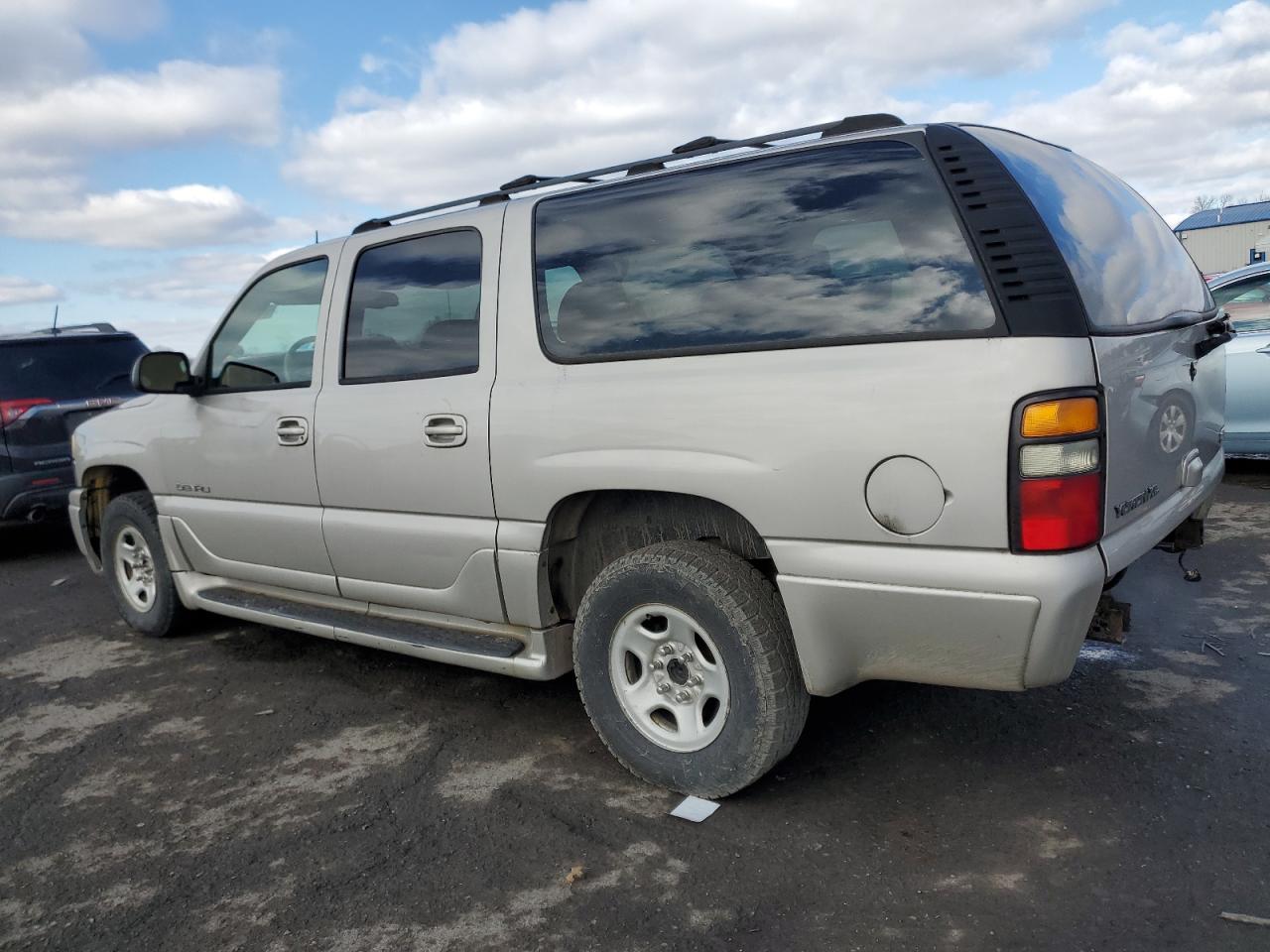 2004 GMC Yukon - Image 2