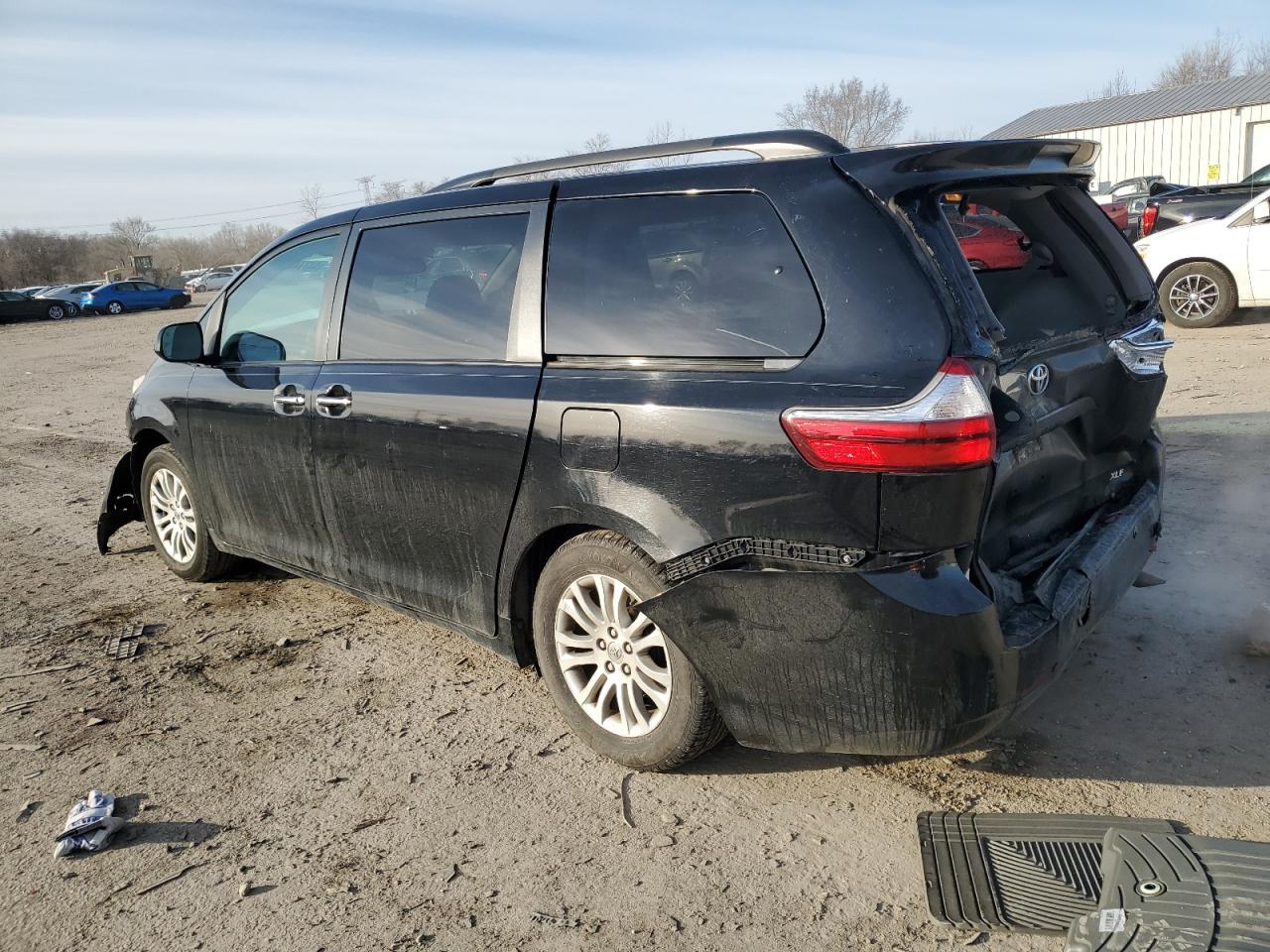 2015 Toyota Sienna - Image 2