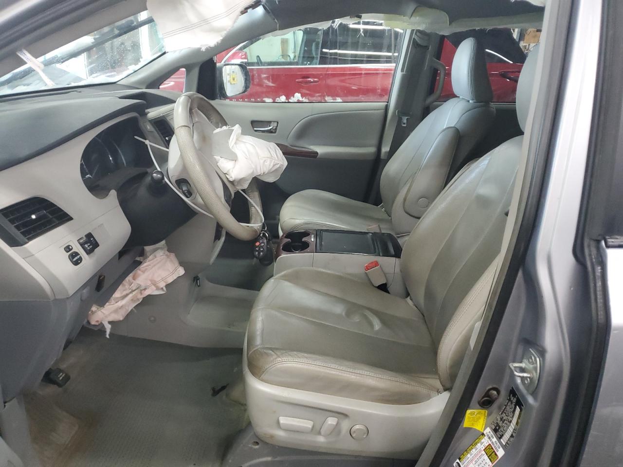 2012 Toyota Sienna - Image 7