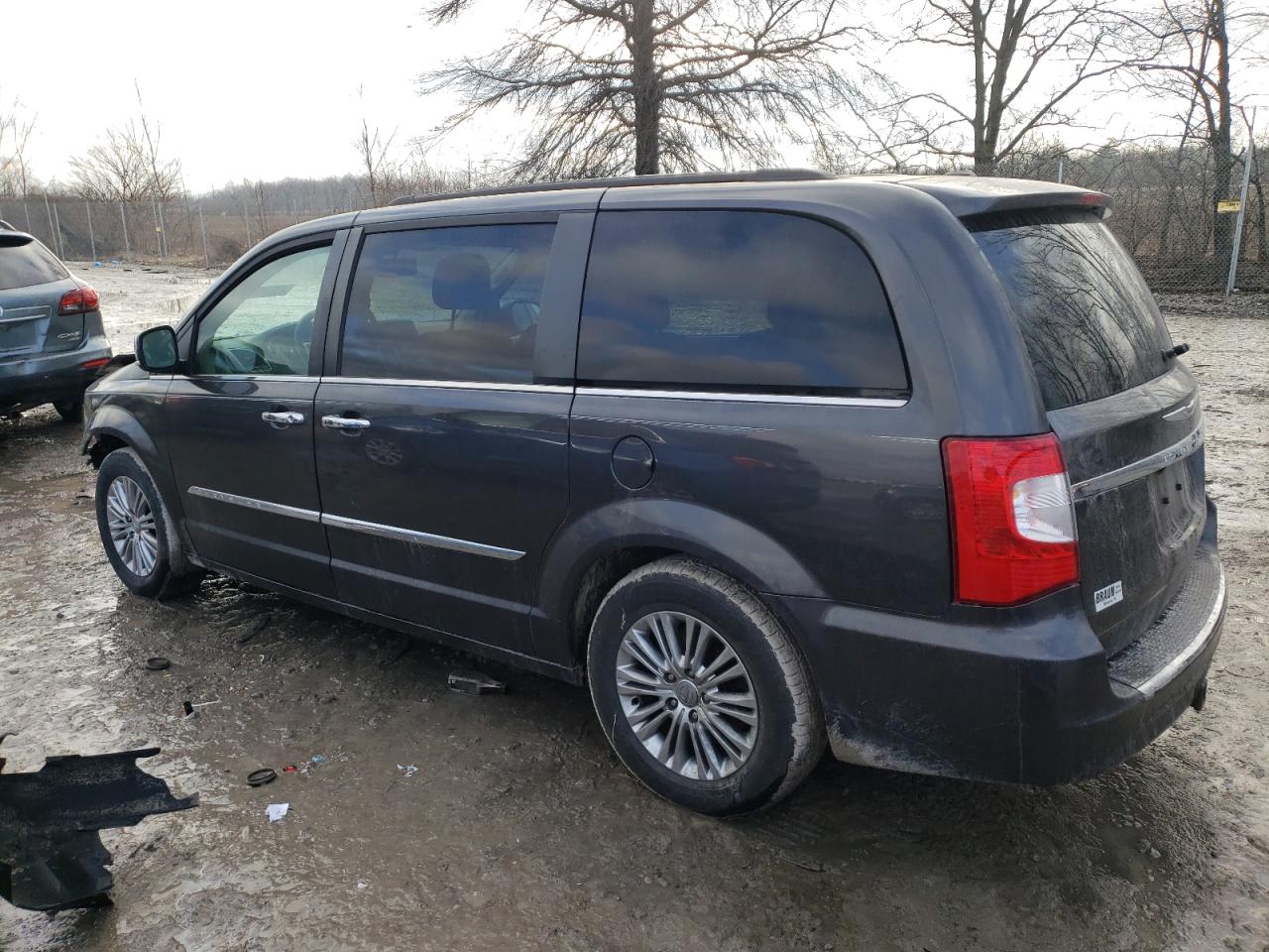 2015 Chrysler Town & Country - Image 2