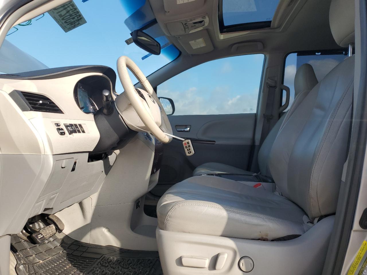 2014 Toyota Sienna - Image 7