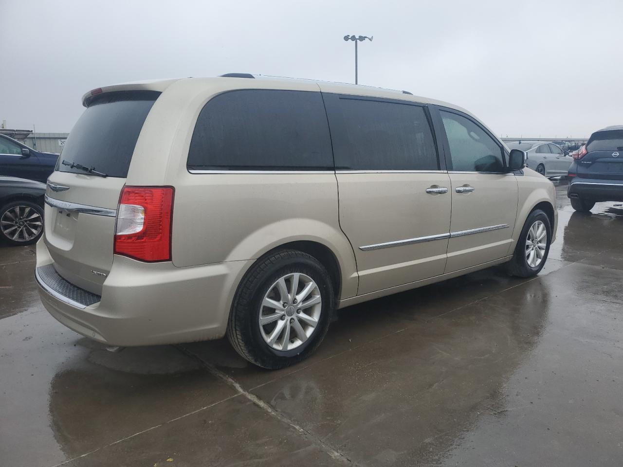 2016 Chrysler Town & Country - Image 3