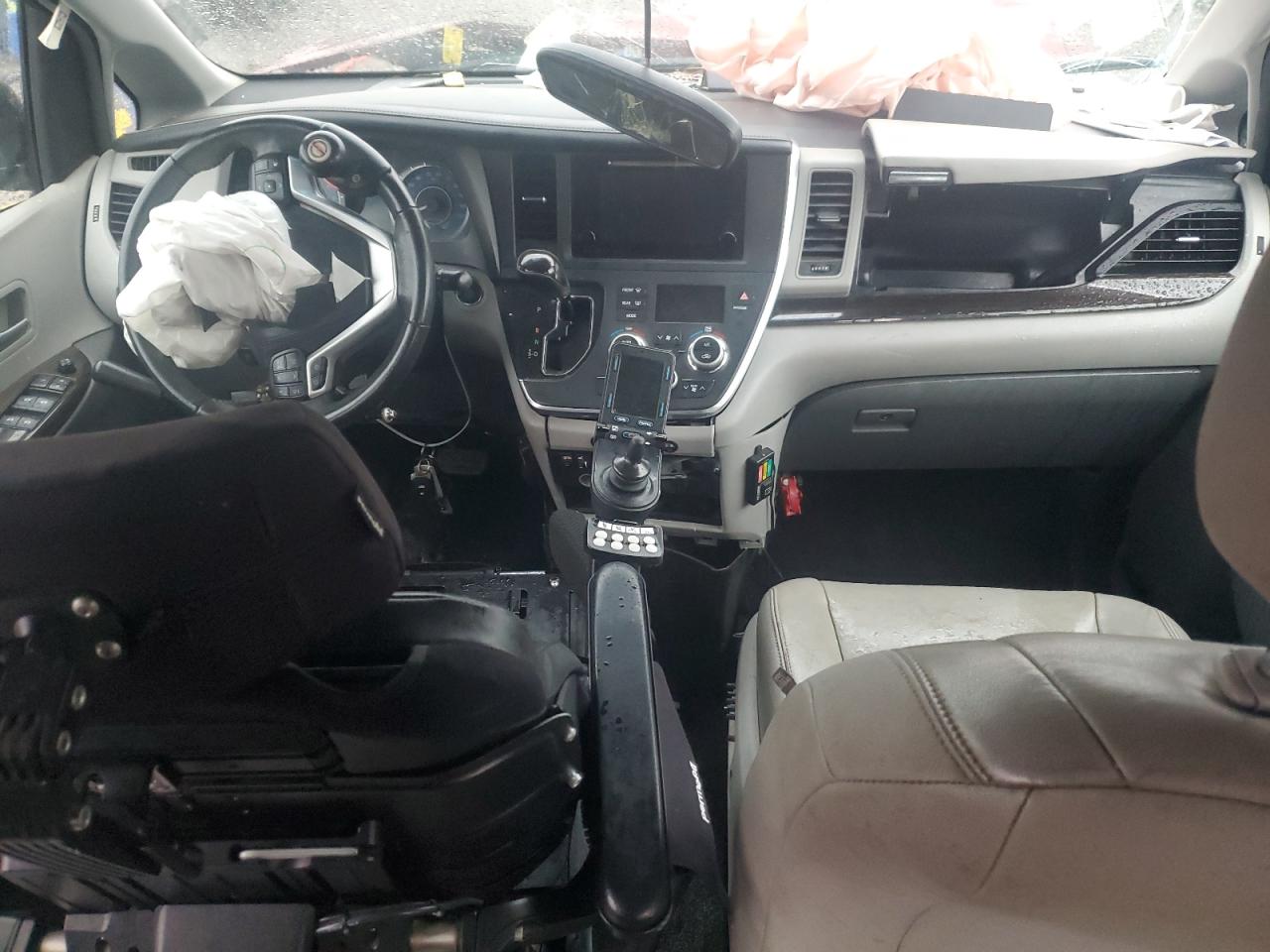2017 Toyota Sienna - Image 8