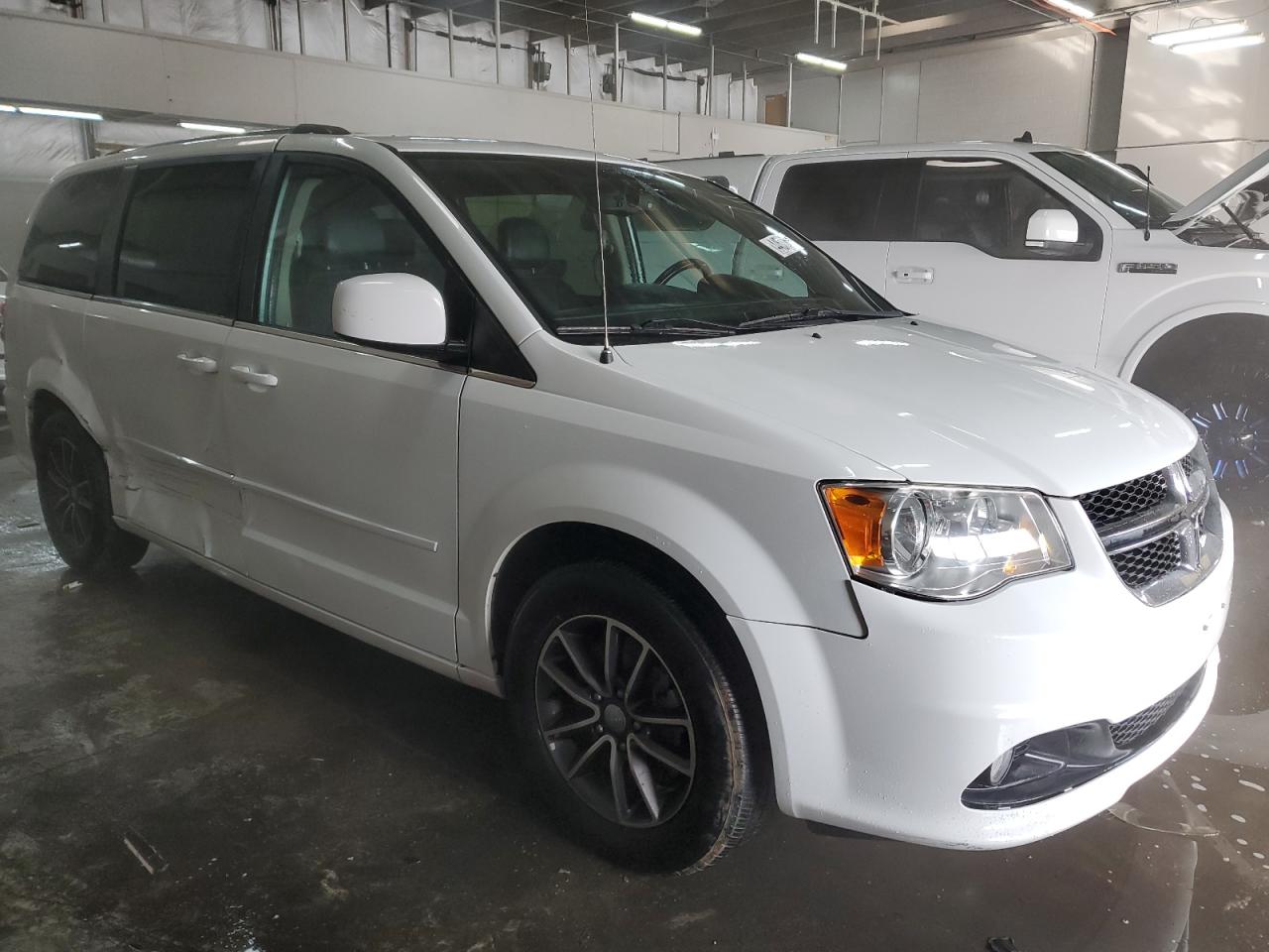 2017 Dodge Caravan - Image 4