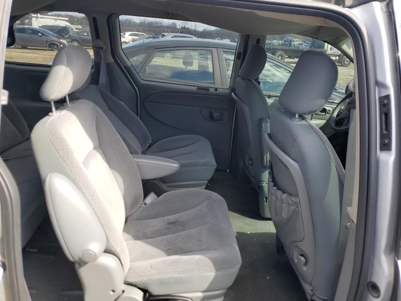 2005 Dodge Caravan - Image 11