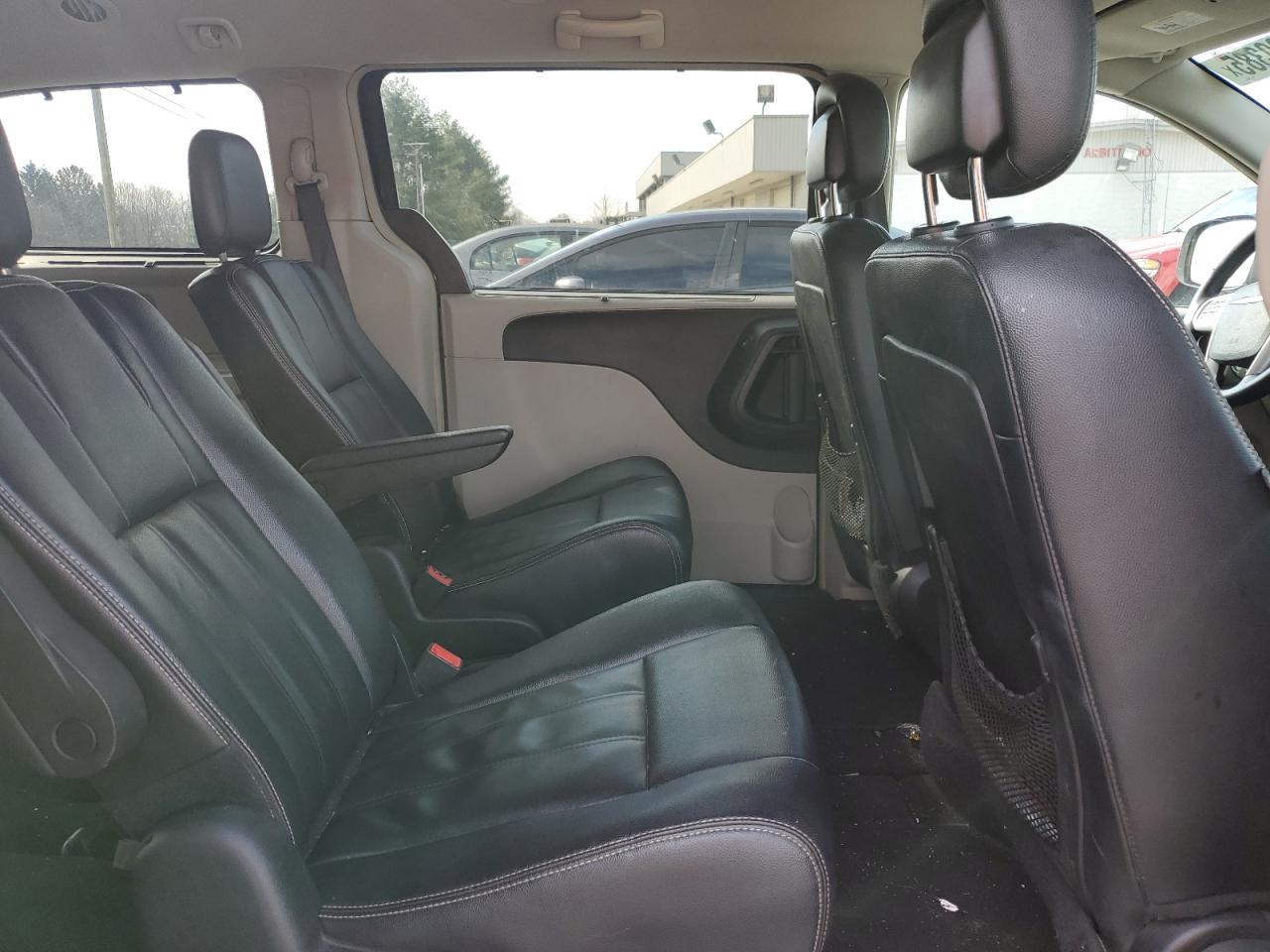 2016 Chrysler Town & Country - Image 11