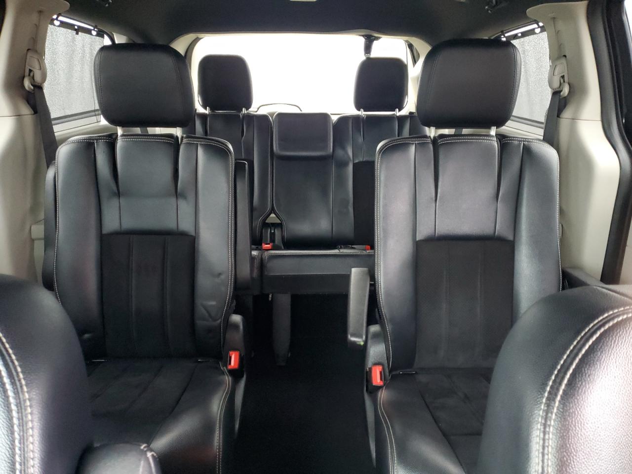 2017 Dodge Caravan - Image 10