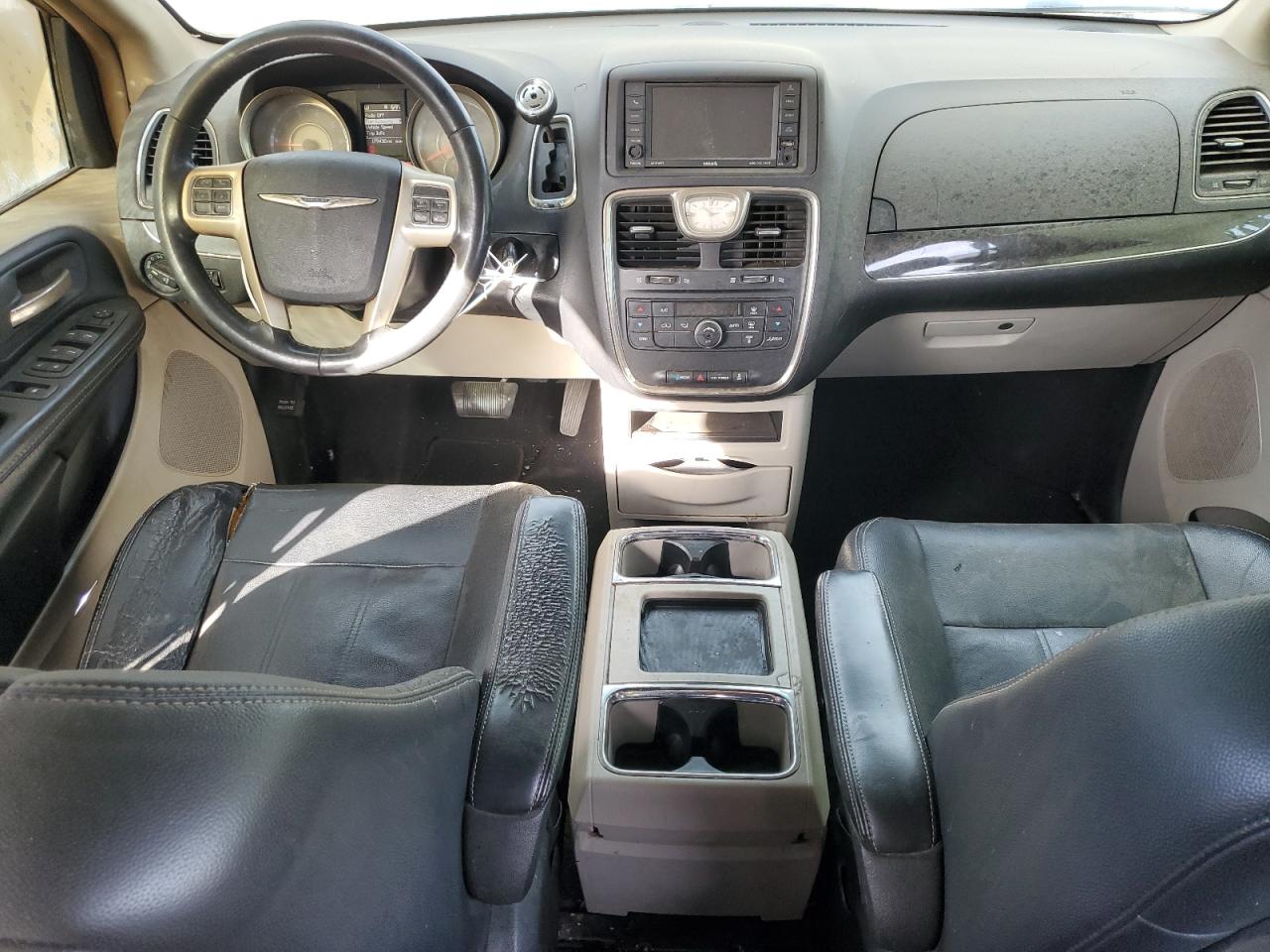 2015 Chrysler Town & Country - Image 8