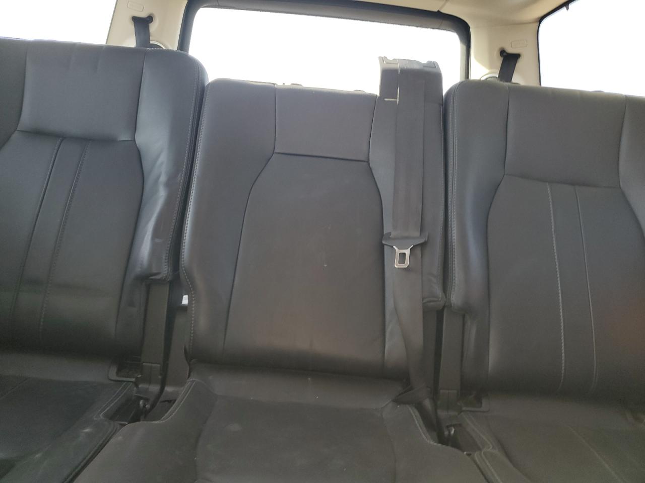 2015 Land Rover LR4 - Image 10