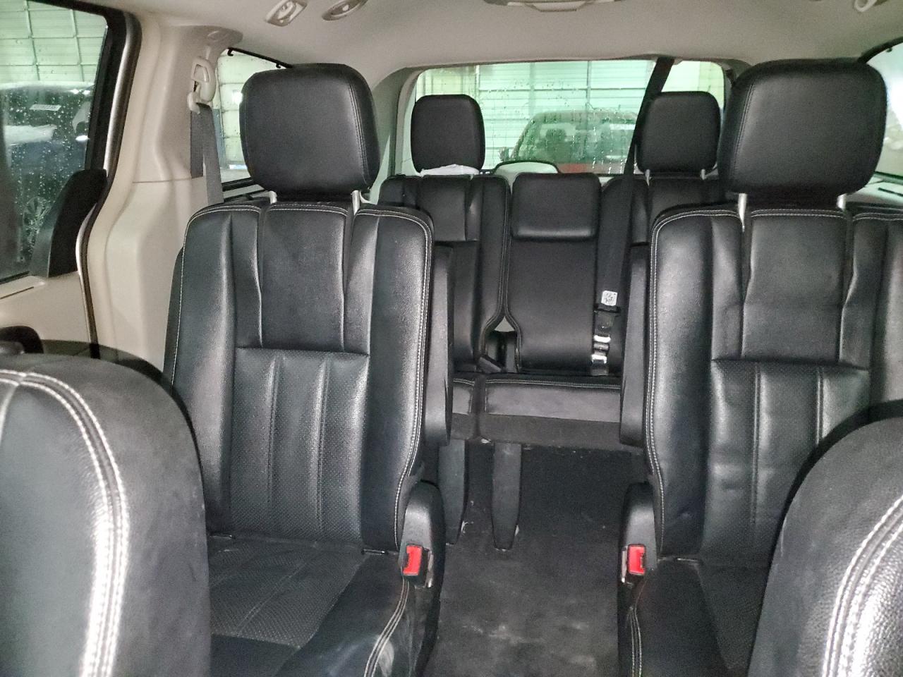 2014 Chrysler Town & Country - Image 10