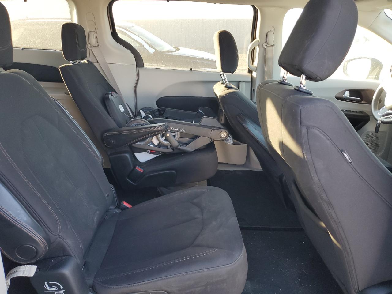2017 Chrysler Pacifica - Image 11