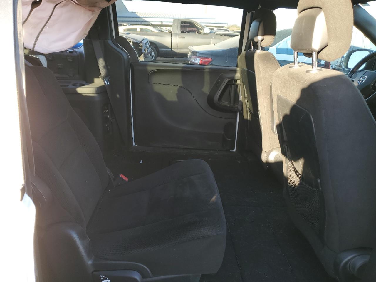 2017 Dodge Caravan - Image 11