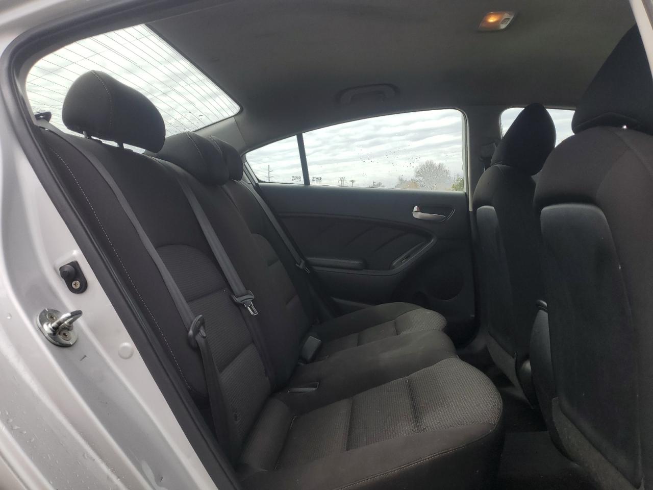 2017 Kia Forte - Image 10