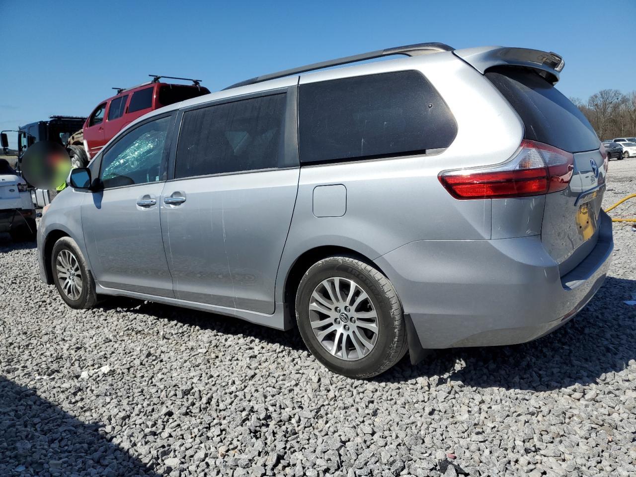 2018 Toyota Sienna - Image 2
