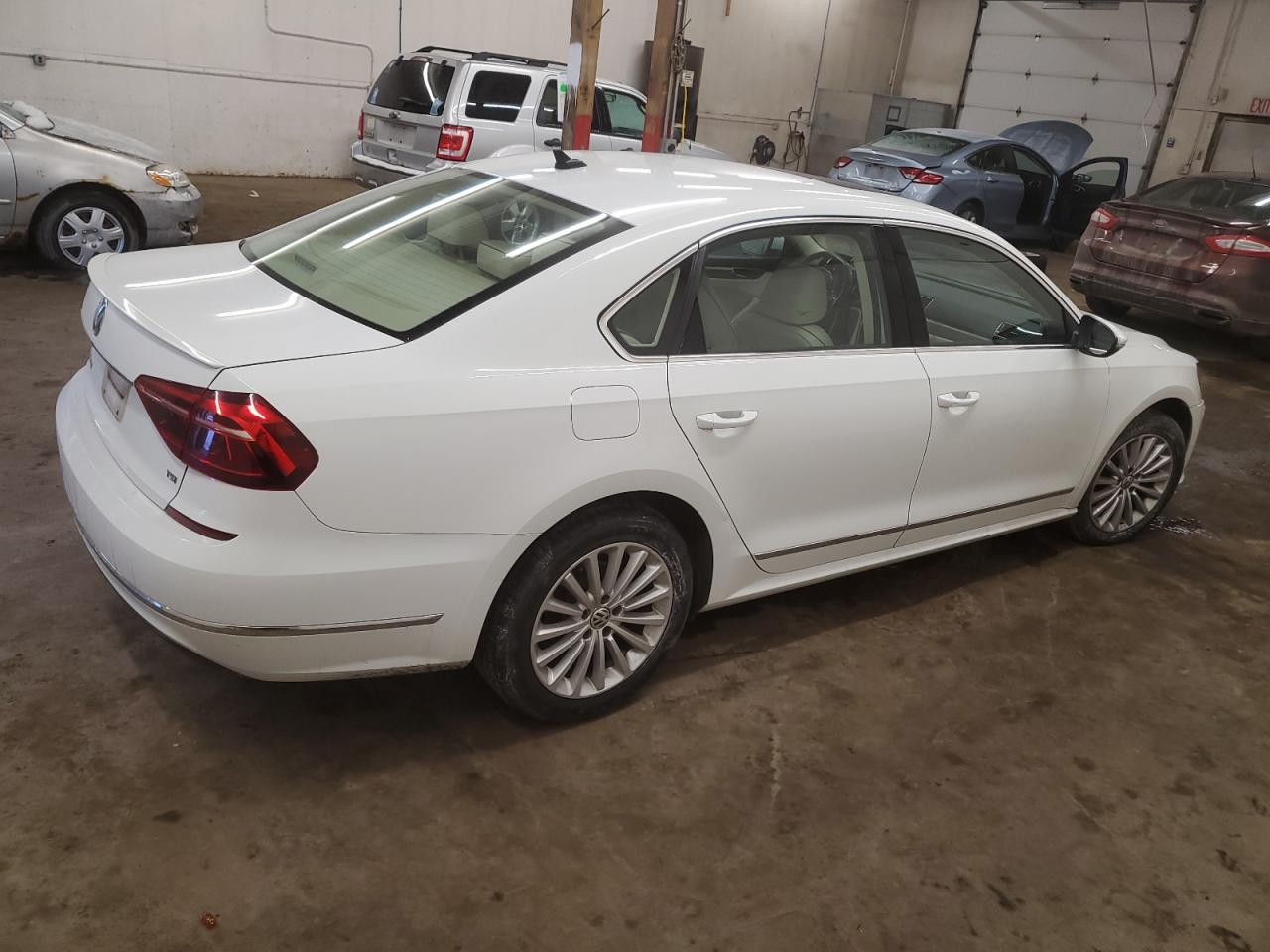 2017 Volkswagen Passat - Image 3