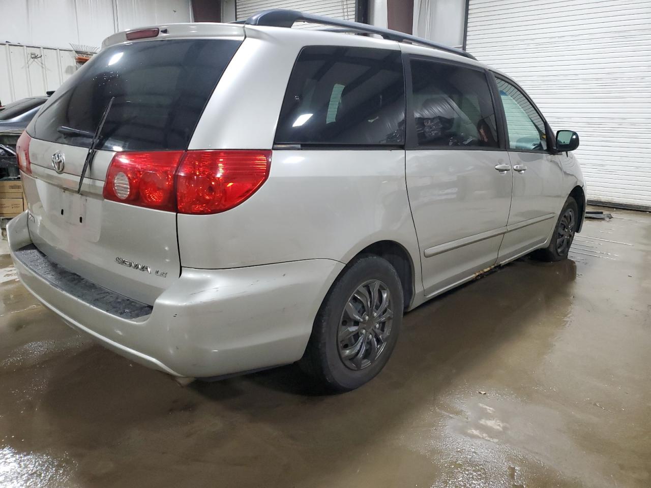 2010 Toyota Sienna - Image 3