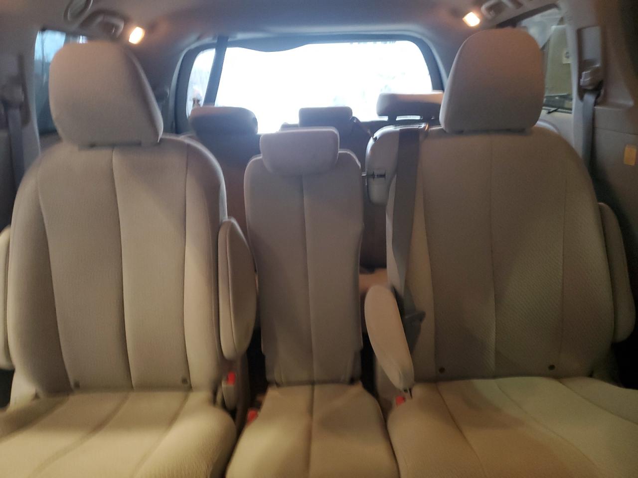 2012 Toyota Sienna - Image 10