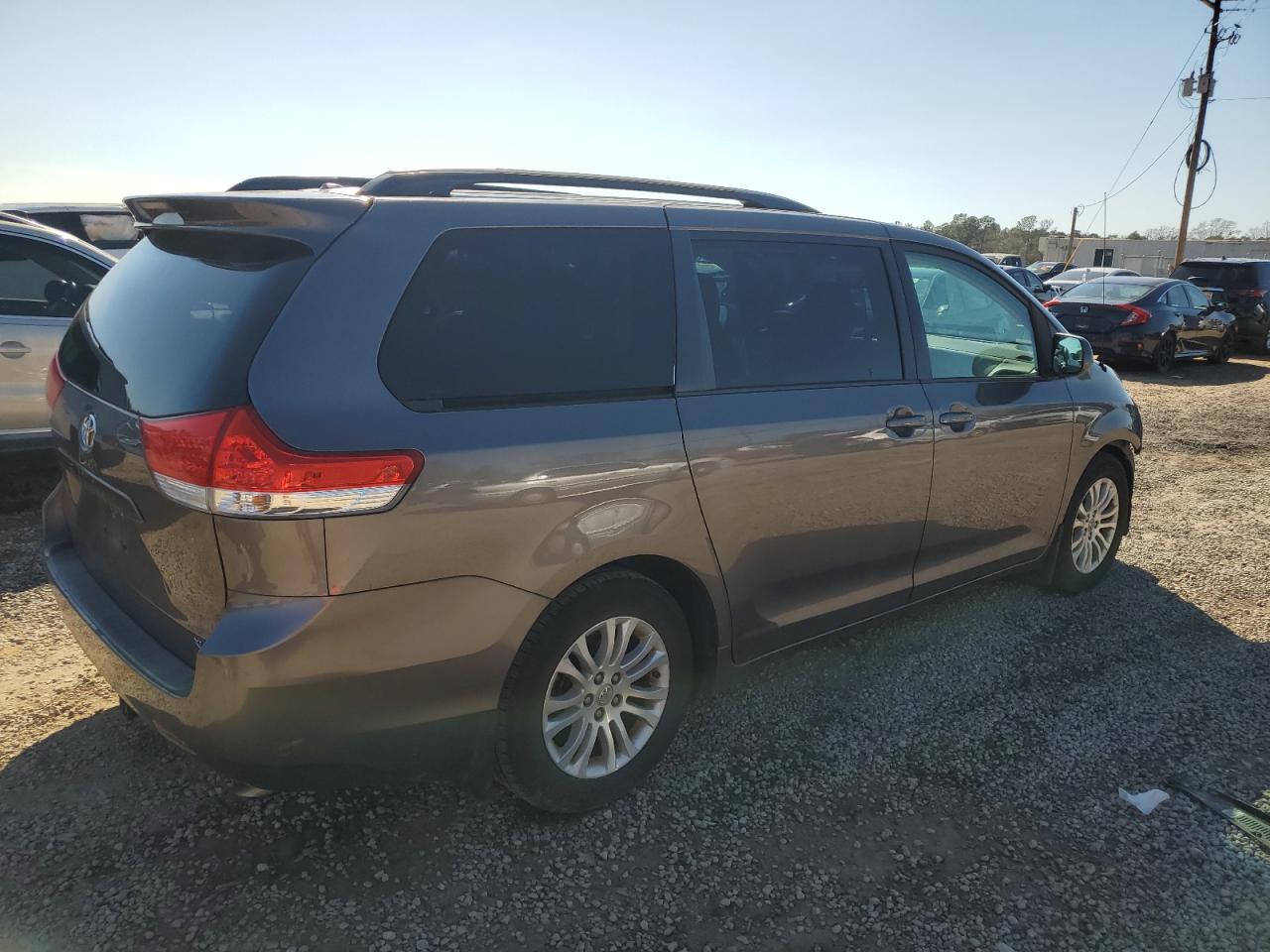 2014 Toyota Sienna - Image 3