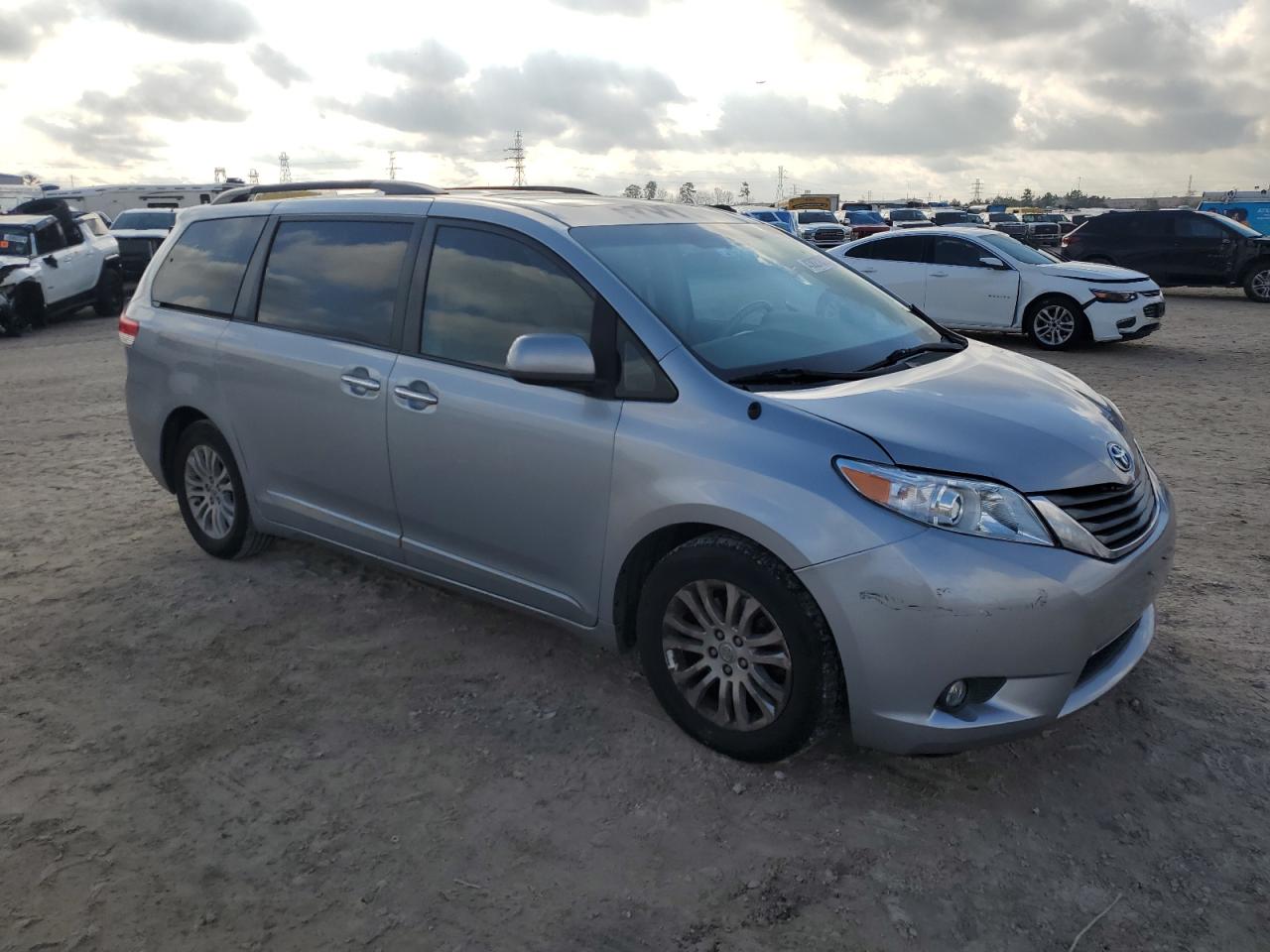 2014 Toyota Sienna - Image 4